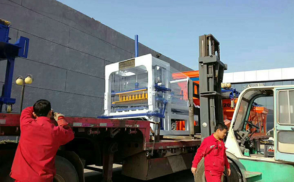 免烧砖机的砖砌速度是可以控制的和工业废料的制成